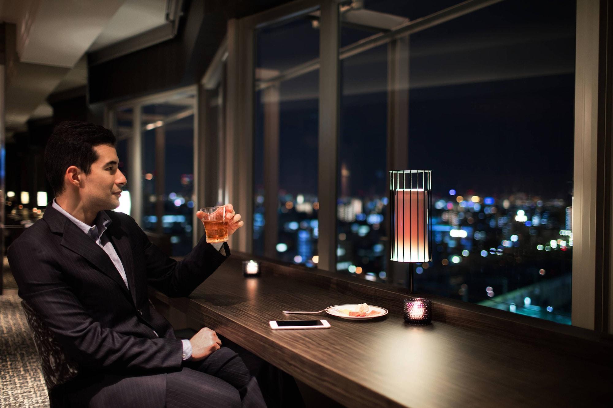 Hotel Courtyard By Marriott Shin-Osaka Station Zewnętrze zdjęcie A man drinking at a bar