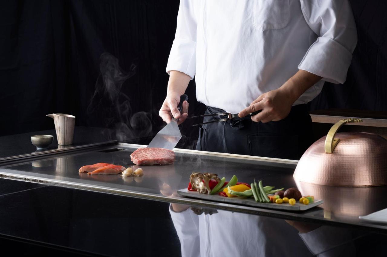 Hotel Courtyard By Marriott Shin-Osaka Station Zewnętrze zdjęcie A chef cooking on a flattop grill