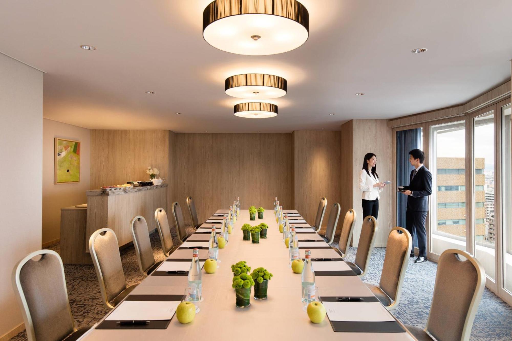 Hotel Courtyard By Marriott Shin-Osaka Station Zewnętrze zdjęcie Meeting room