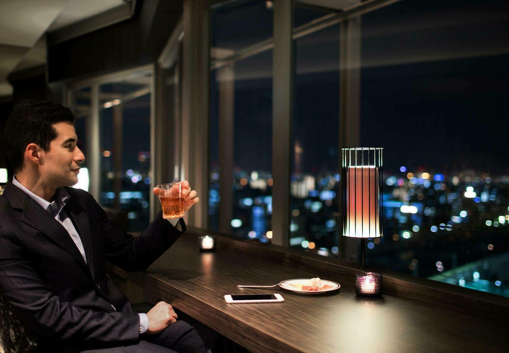 Hotel Courtyard By Marriott Shin-Osaka Station Zewnętrze zdjęcie The Philips hue Iris lamp